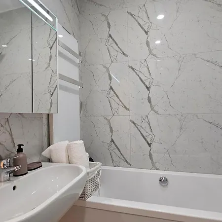 Luxury 2 Bdr Bathtub & View