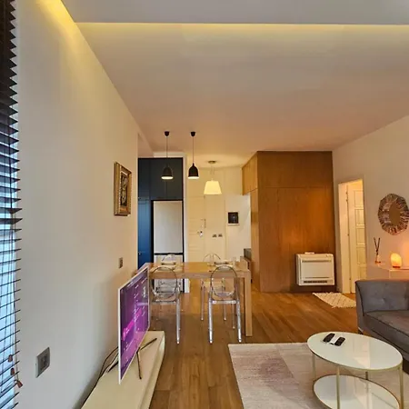 Luxury 2 Bdr Bathtub & View