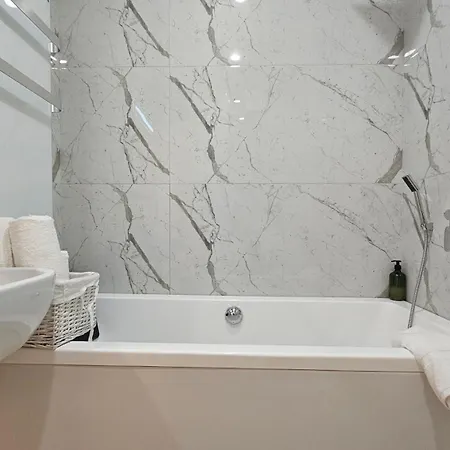 Luxury 2 Bdr Bathtub & View Tirana