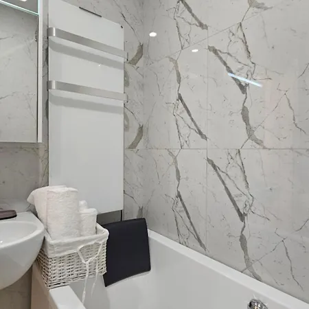 Luxury 2 Bdr Bathtub & View Tirana